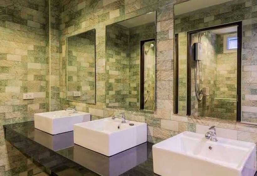 Popeyes Hostel Patong