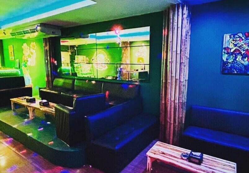 Popeyes Hostel Patong