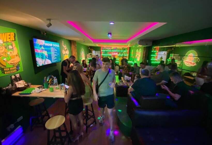 Popeyes Hostel Patong