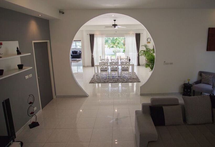 Blissful Tropical Stay At Sealavie Villa