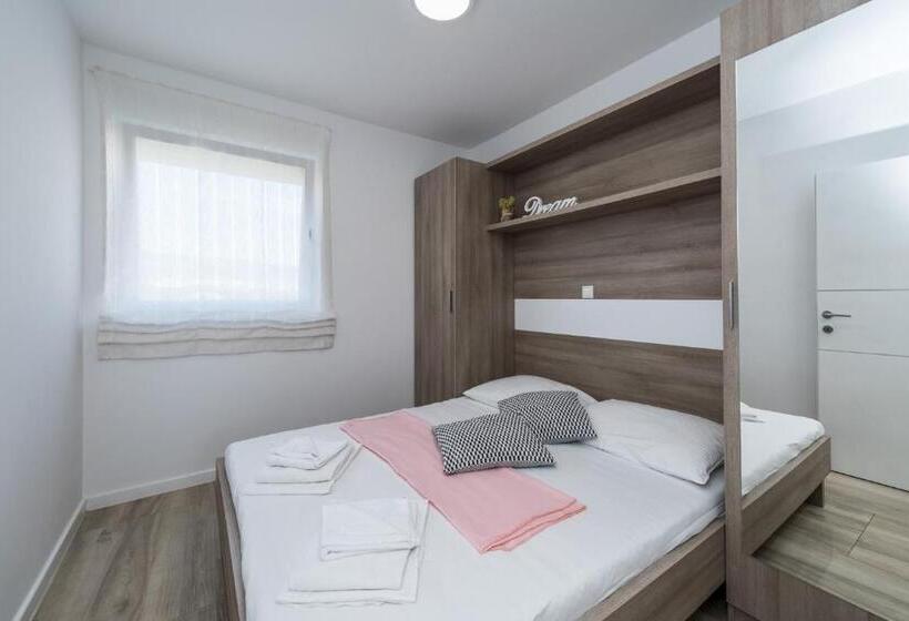 Apartments & Rooms Danivan Pool Villas B