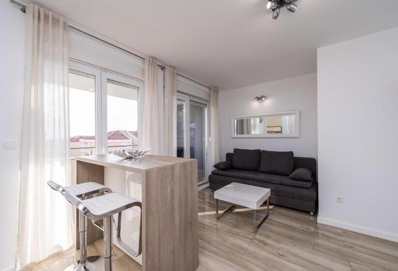 Apartments & Rooms Danivan Pool Villas B