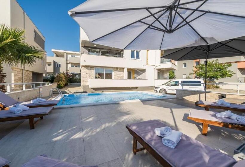 Apartments & Rooms Danivan Pool Villas B