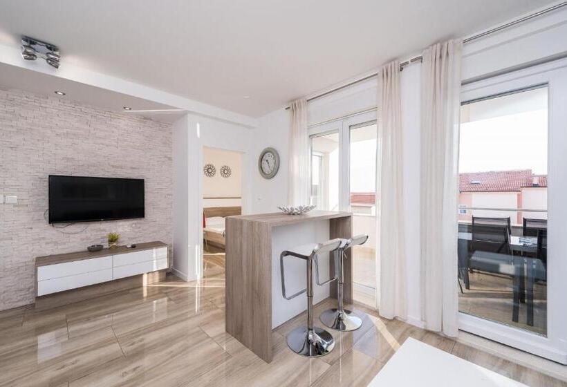 Apartments & Rooms Danivan Pool Villas B
