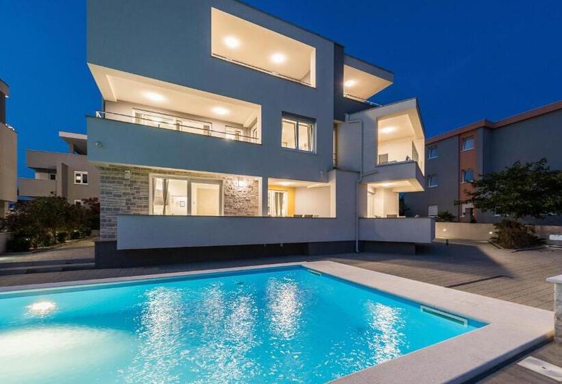 Apartments & Rooms Danivan Pool Villas B