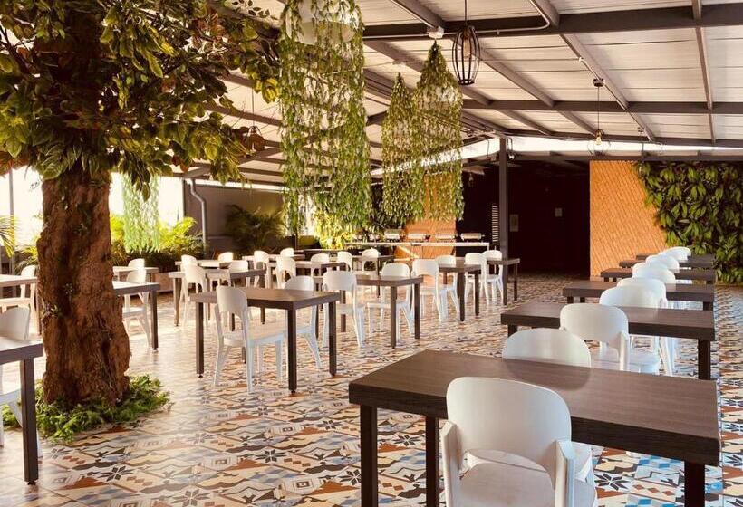 בית מלון כפרי Doral Inn