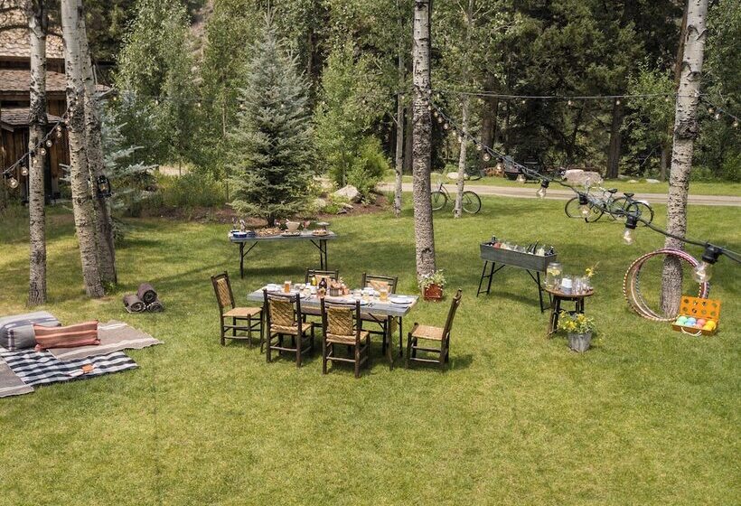 Отель Eleven Taylor River Lodge