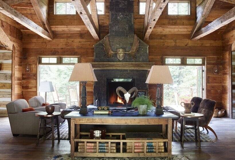 Отель Eleven Taylor River Lodge