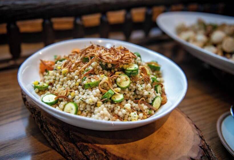 Отель Eleven Taylor River Lodge