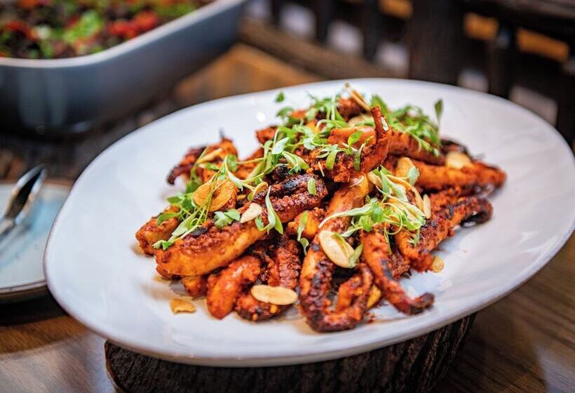 Отель Eleven Taylor River Lodge