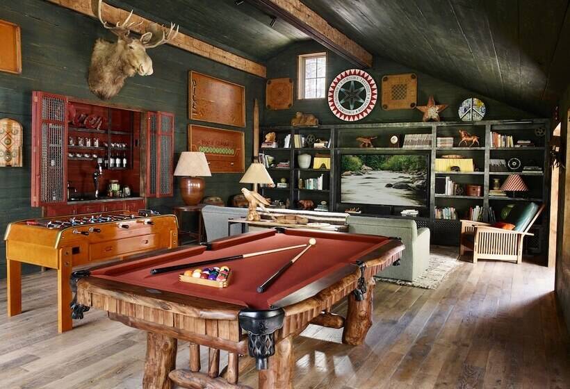 Отель Eleven Taylor River Lodge