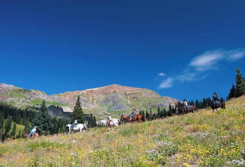 Отель Eleven Taylor River Lodge