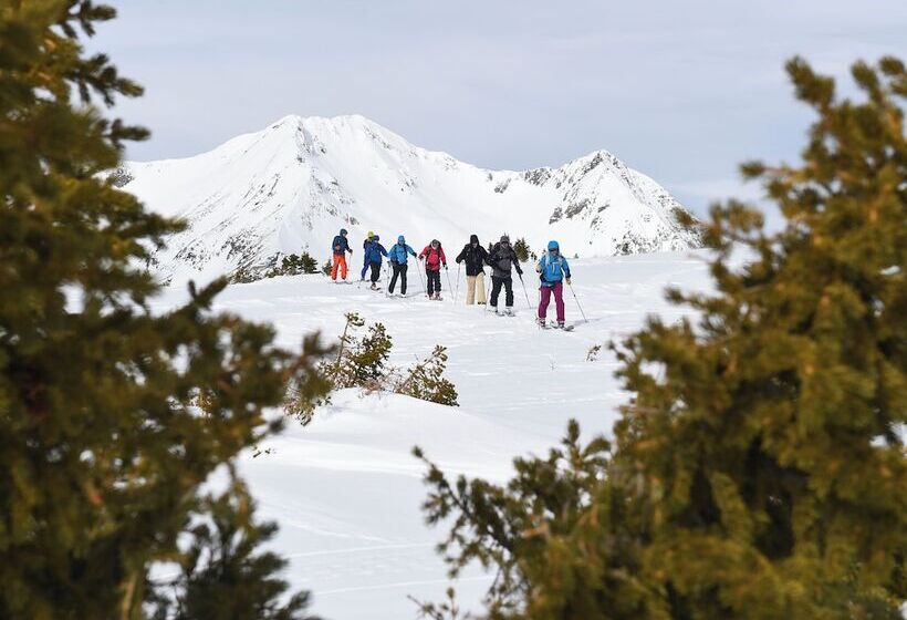Отель Eleven Taylor River Lodge