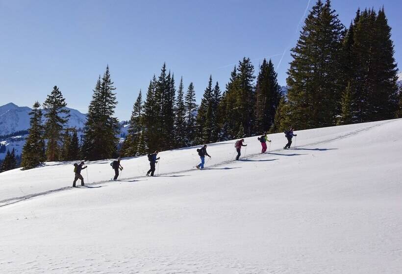 Отель Eleven Taylor River Lodge