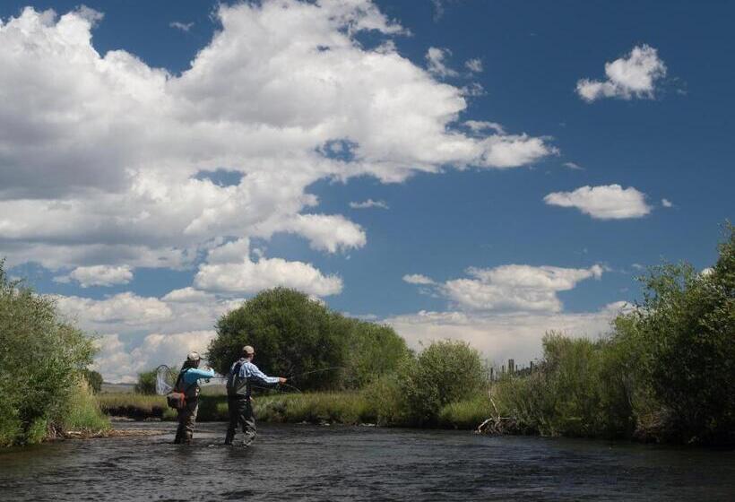 Отель Eleven Taylor River Lodge