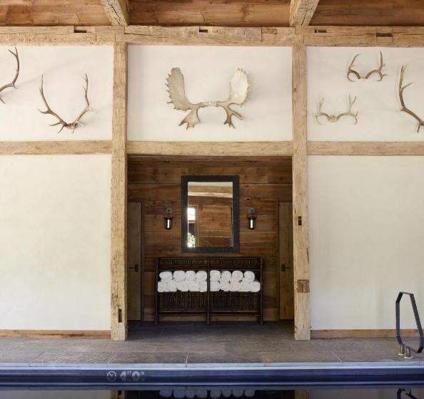 Отель Eleven Taylor River Lodge