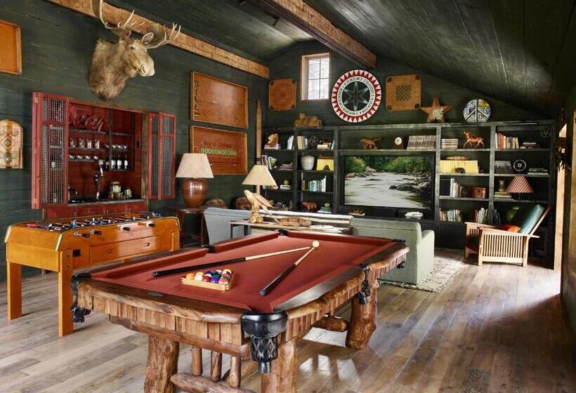 Отель Eleven Taylor River Lodge