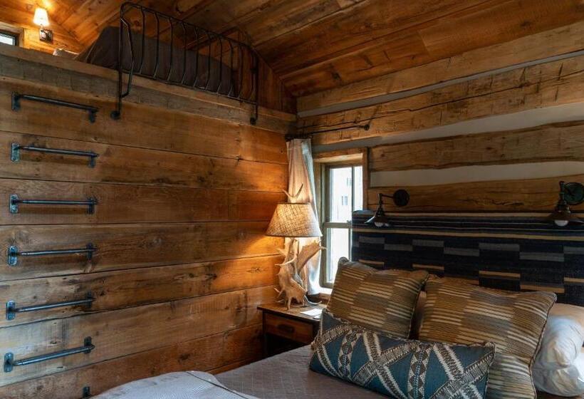 Отель Eleven Taylor River Lodge