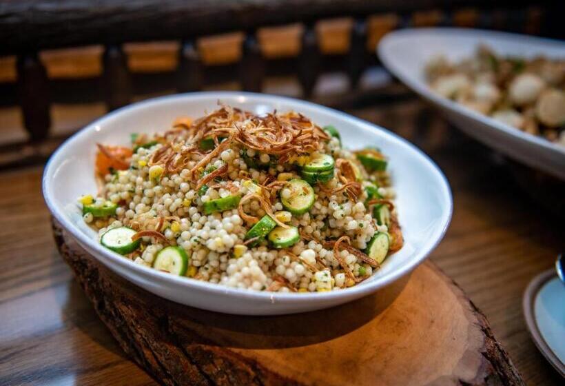 Отель Eleven Taylor River Lodge