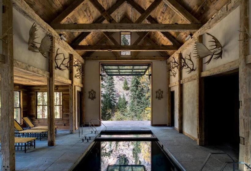 Отель Eleven Taylor River Lodge