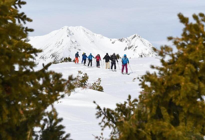 Отель Eleven Taylor River Lodge