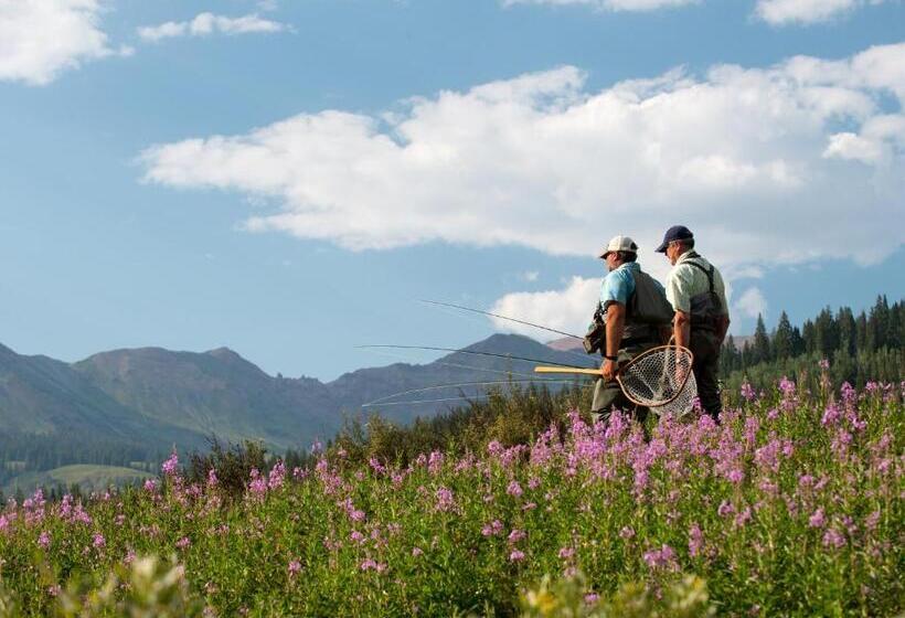 Отель Eleven Taylor River Lodge