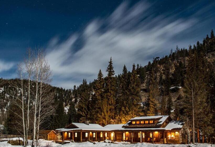 Отель Eleven Taylor River Lodge