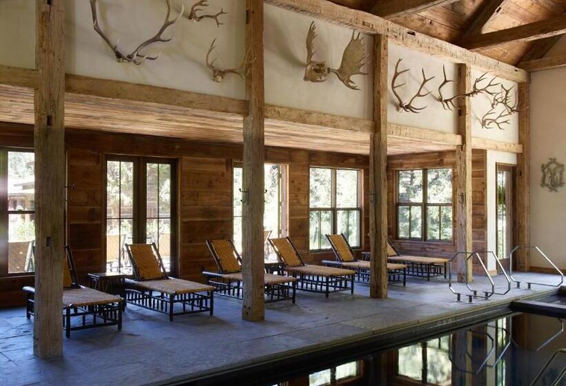 Отель Eleven Taylor River Lodge