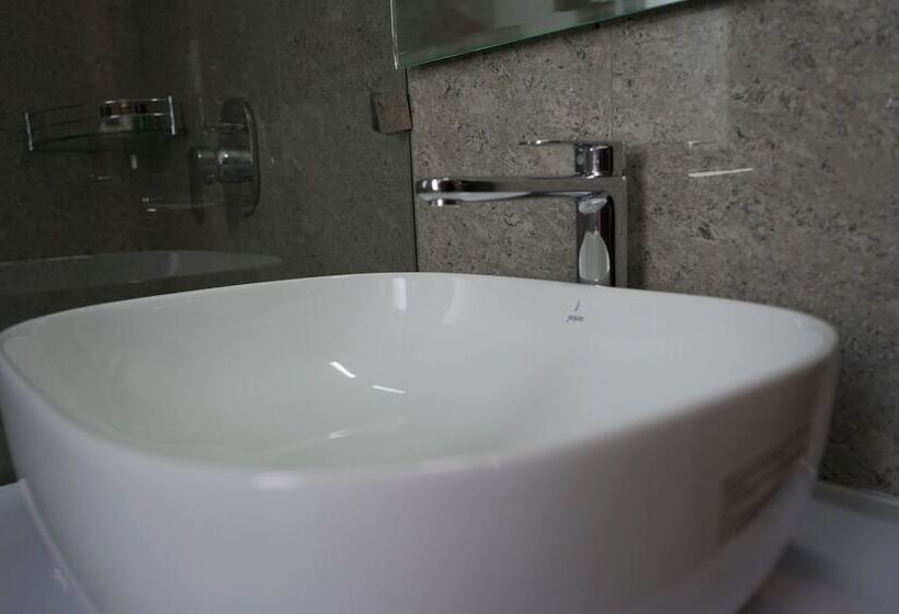 Hotel Golden Leaf Kashmir