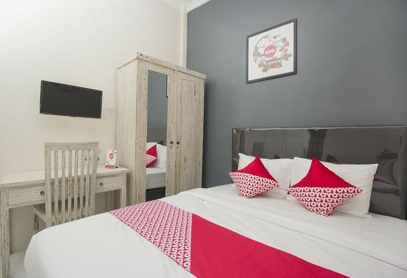 هتل Irooms Homestay By Oyo Rooms