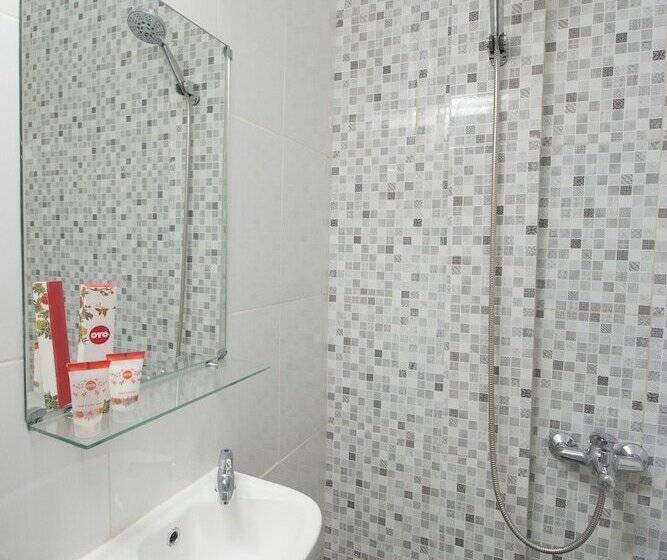 هتل Irooms Homestay By Oyo Rooms