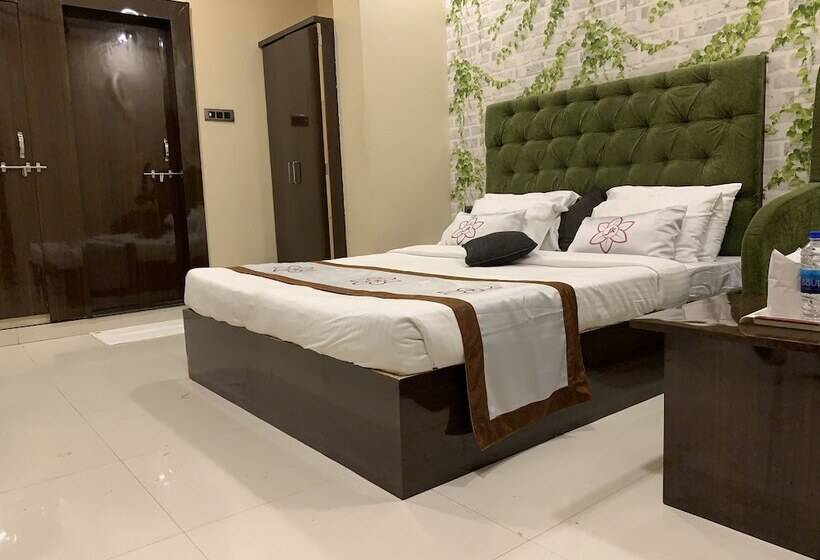 هتل Jk Rooms 126 Parashar Legacy   Opp Railway Station