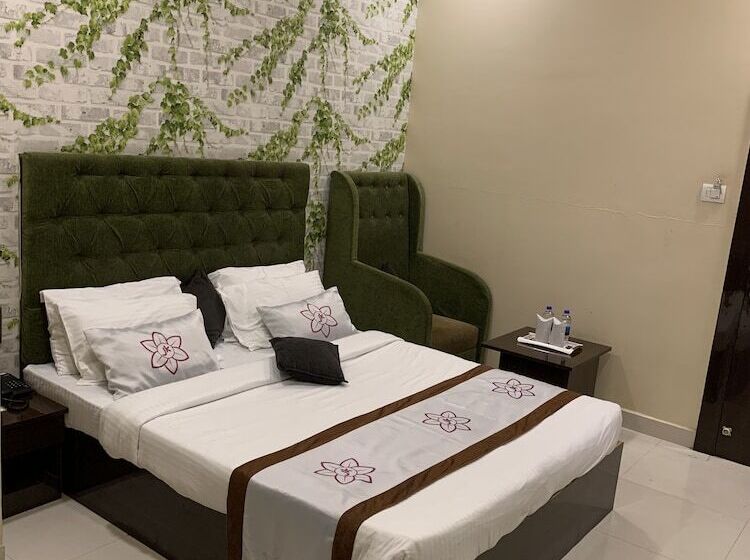 هتل Jk Rooms 126 Parashar Legacy   Opp Railway Station