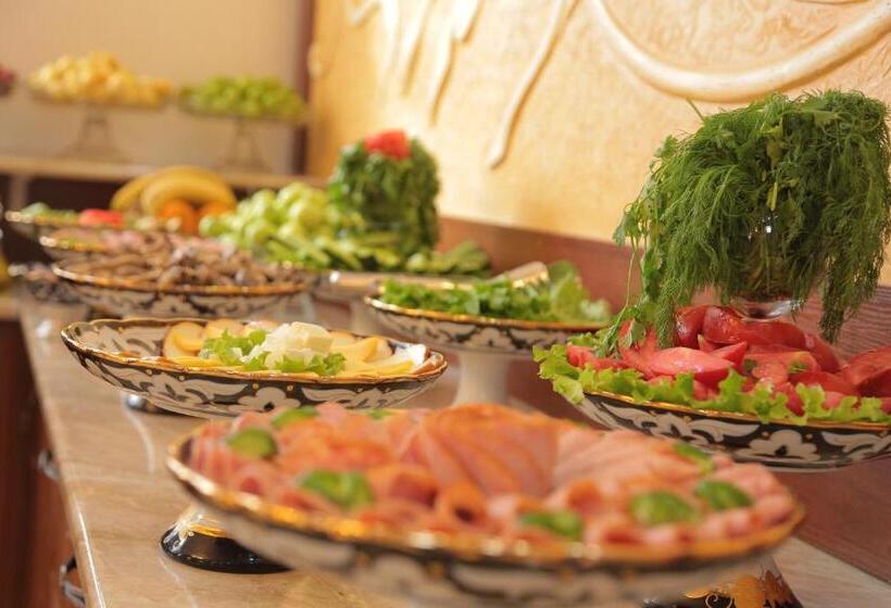 בית מלון כפרי Turon Plaza