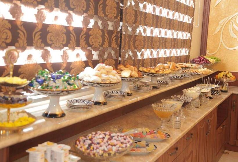 בית מלון כפרי Turon Plaza