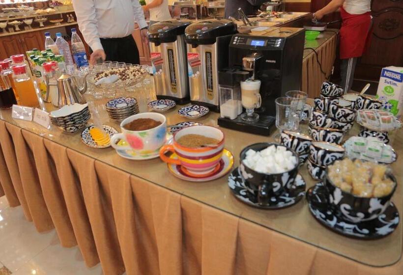 בית מלון כפרי Turon Plaza