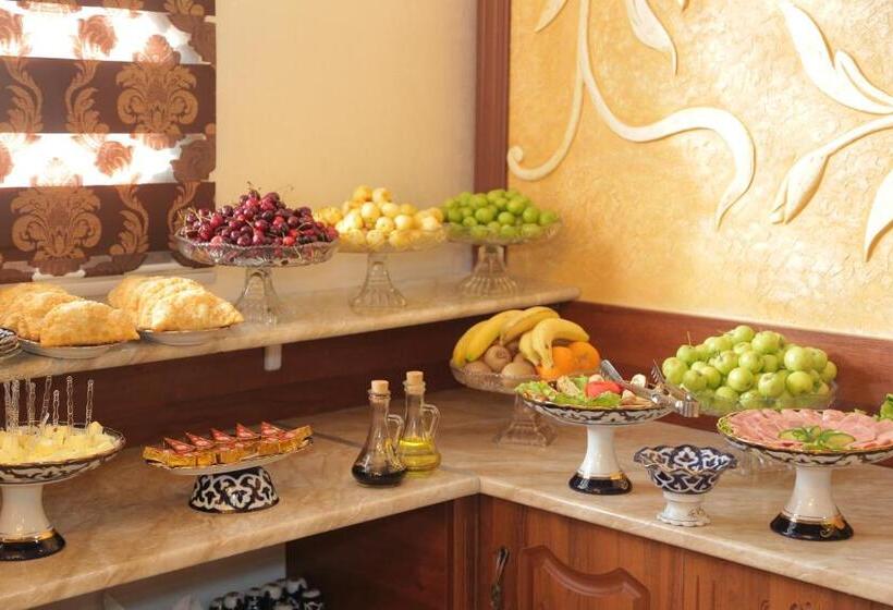 בית מלון כפרי Turon Plaza