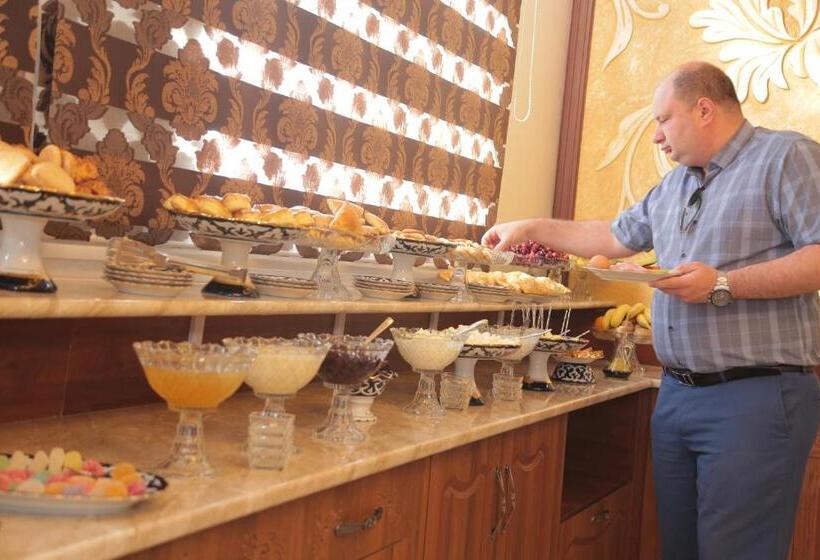 בית מלון כפרי Turon Plaza