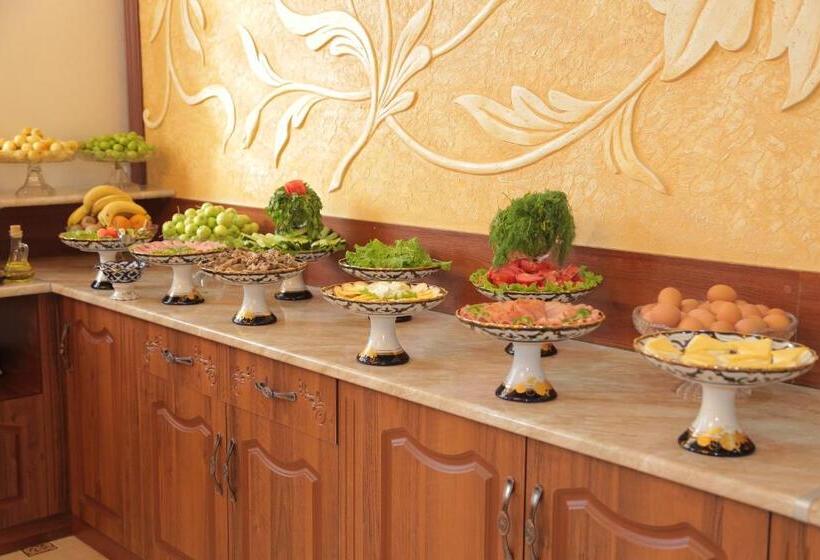 בית מלון כפרי Turon Plaza