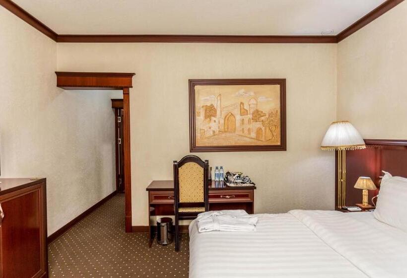 בית מלון כפרי Turon Plaza