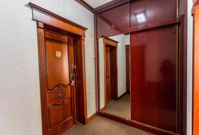 בית מלון כפרי Turon Plaza