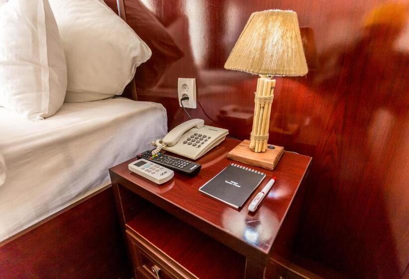 בית מלון כפרי Turon Plaza