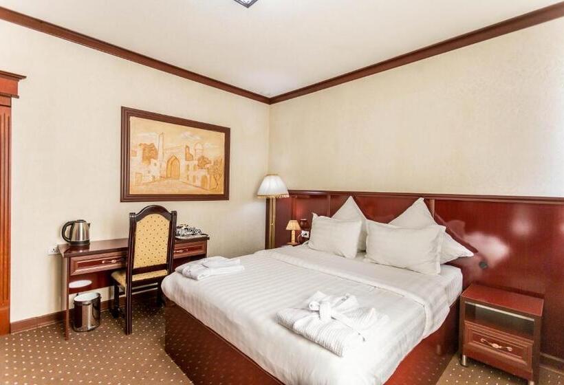 בית מלון כפרי Turon Plaza