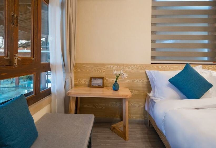 پانسیون Floral Joy Cat