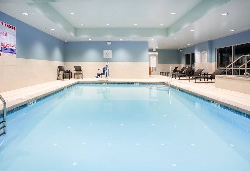 בית מלון כפרי Holiday Inn Express & Suites   Ely, An Ihg