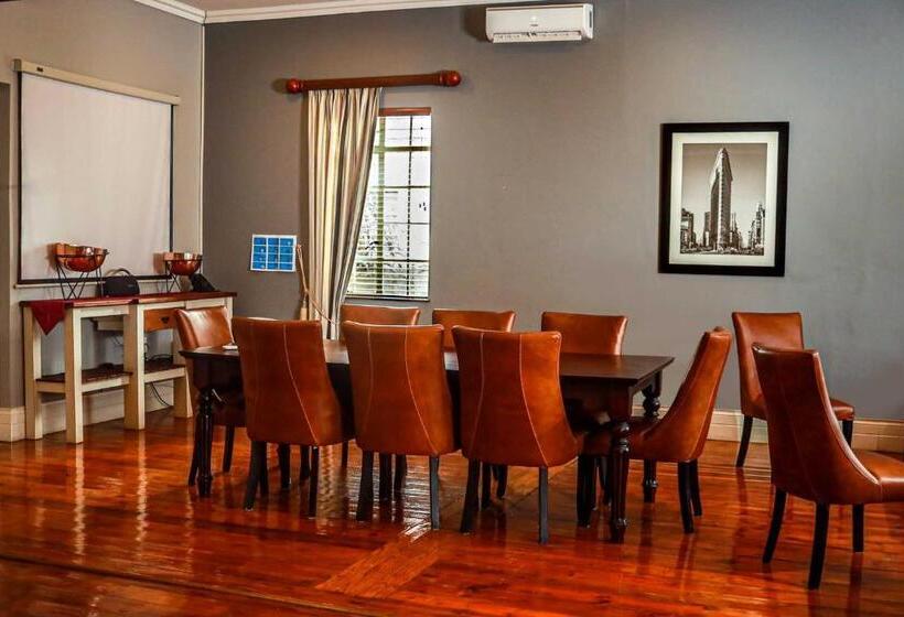 هتل Komani Resorts