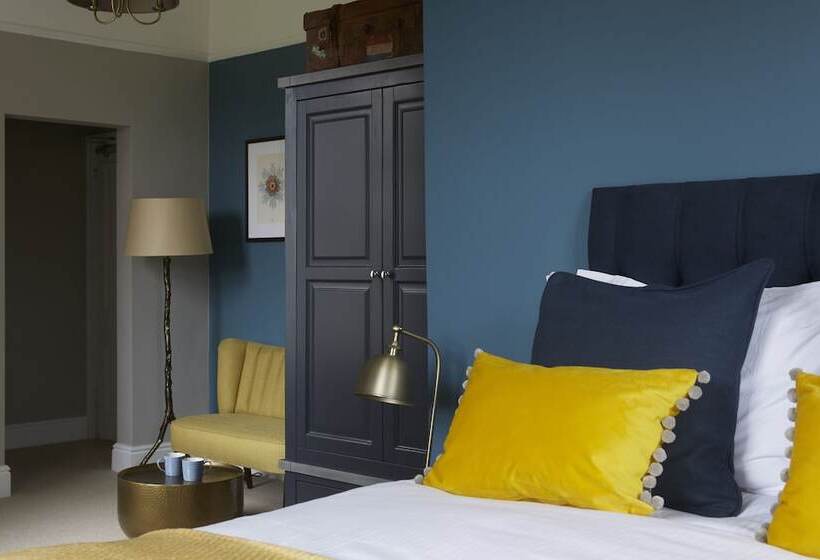 بنسيون Sentry Mead