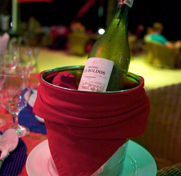 هتل Alona Vida Beach Resort