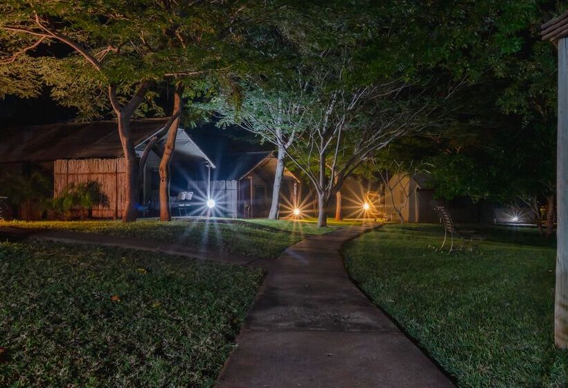 ホテル Crocodile Bridge Safari Lodge