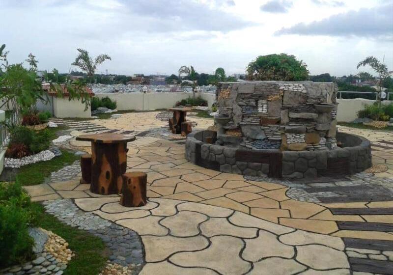 Отель Ekonumi Rooms At Benrosi Plaza